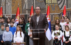 Revizija Pogroma i Kalimero: Vučić sa osnovcima najavio „promene u doktrini i pristupu nastavku dijaloga sa Prištinom“