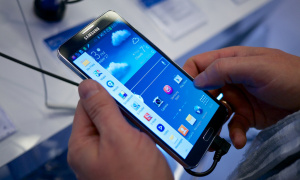 Revolucija je stigla! Samsung predstavio najnoviji savitljivi android! (FOTO)