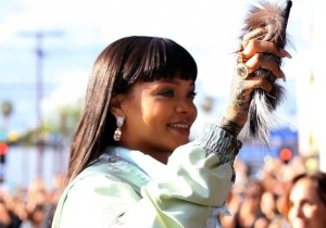 Rihanna postavlja novi trend čupavih maski za telefon