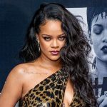 Rihanna pozirala sasvim gola: pokrila se sopstvenom knjigom