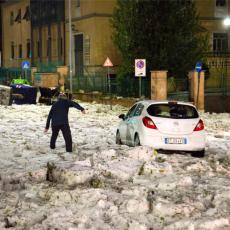 Rim pod vodom, plutaju komadi leda: Nevreme i grad! Sve je paralisano! (VIDEO)