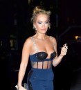 Rita Ora smelo pozira u haljini koja maksimalno ističe njene obline  FOTO