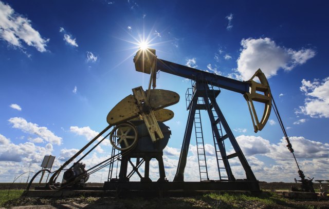 Rivali gomilaju naftu, OPEK brine