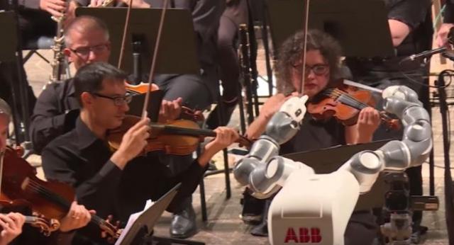Robot dirigovao filharmonijskom orkestru na Bočelijevom koncertu
