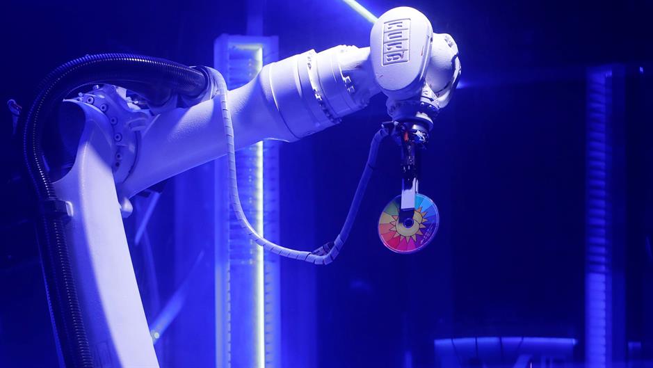 Robot iz fabričke hale prešao u klub i postao DJ