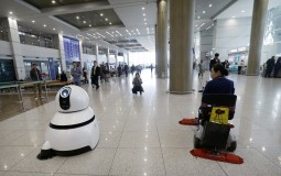 
					Roboti će pomagati turistima na južnokorejskom aerodromu (FOTO) 
					
									