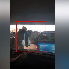 Roditelji sa bebom i devojčicom u naručju hitno napustili vozilo: Protestanti ih blokirali u potpunosti (VIDEO)