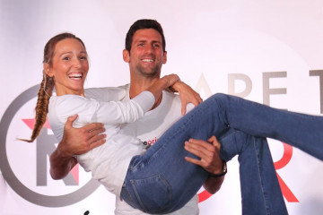 Romantično veče: Nole i Jelena zapevali hit Olivera Dragojevića sa klapom na Korčuli (video)