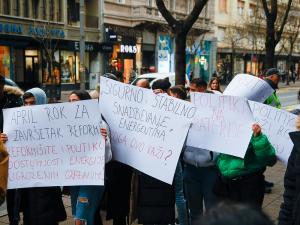 Romi bez struje iz Niša opet protestovali u Beogradu i pregovarali sa Ministarstvom, nadaju se rešenju