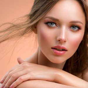 Rosy glow: Kako postići najromantičniju šminku godine