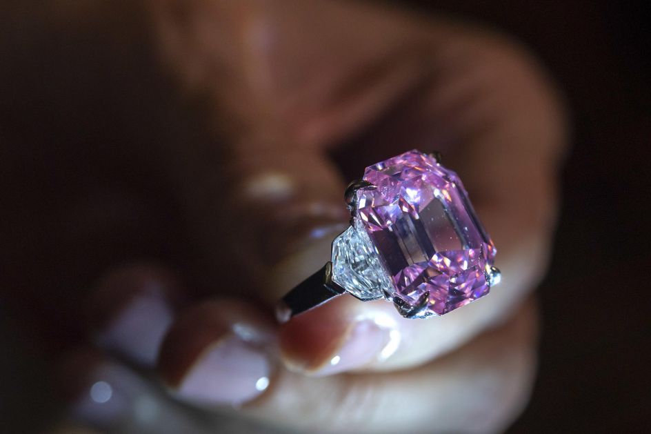 Roze dijamant prodat za više od 50 miliona evra