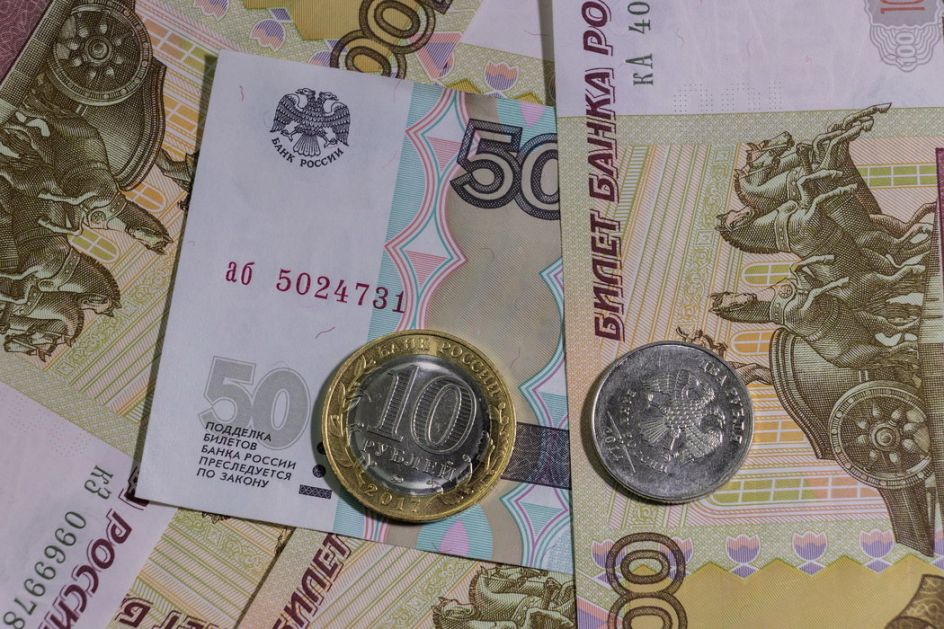 Rublja pala prema dolaru i evru na dvonedeljni minimum
