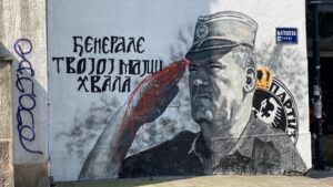 Ruka Ratka Mladića na muralu u Beogradu ofarbana crvenom bojom