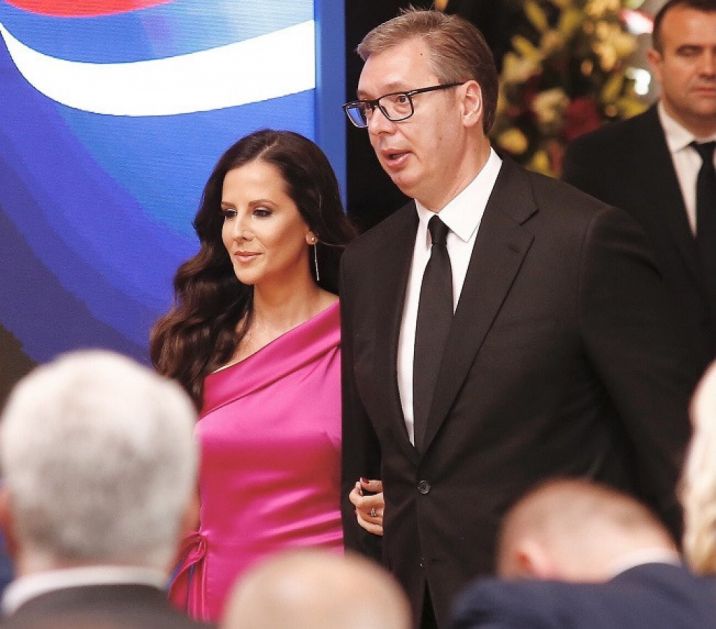 Ruku pod ruku sa predsednikom: Izgled Tamare Vučić na proslavi Vidovdana u Palati Srbije dugo će se prepričavati (VIDEO)