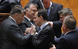 
					Rumunski parlament izglasao novu vladu, premijer Ludovik Orban 
					
									