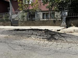 Rupa i izdignut asfalt u ulici u Durlanu, Nišlije kažu vulkan iz asfalta