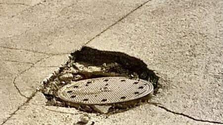 Rupa na kolovozu i voda koja teče niz ulicu u Nišu – mesecima bez rešenja za Babički odred