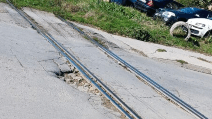 Rupa uz samu prugu u Hilandarskoj u Nišu zabrinula građane