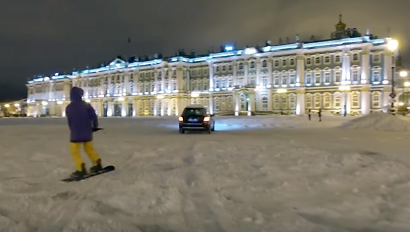 Rus je stao na dasku, uhvatio se automobil i počeo da DOMINIRA NA SNEGU (VIDEO)