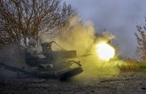 Rusi izvlače iz skladišta i trpaju na voz topove iz sovjetske ere VIDEO