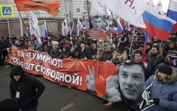 
					Rusi protestnim povorkama obeležili godišnjicu smrti Njemcova 
					
									