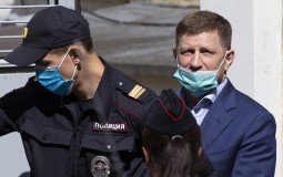 
					Rusi protestuju zbog hapšenja svog guvernera, optuženog za ubistva 
					
									