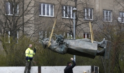 Rusija otvara istragu zbog uklonjene statue sovjetskog maršala u Pragu (VIDEO)