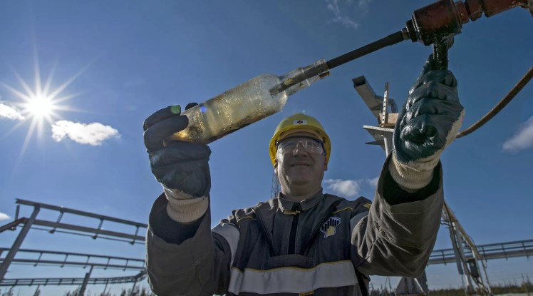 Rusija priprema uzvratne mere na ograničavanje cene nafte od strane Zapada