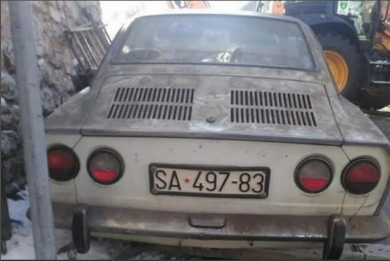 Rušili garažu u Sarajevu i pronašli Fiat 850 Coupe koji je parkiran 30 godina