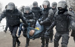 
					Ruska policija hapsila demonstrante protiv ustavnih promena 
					
									