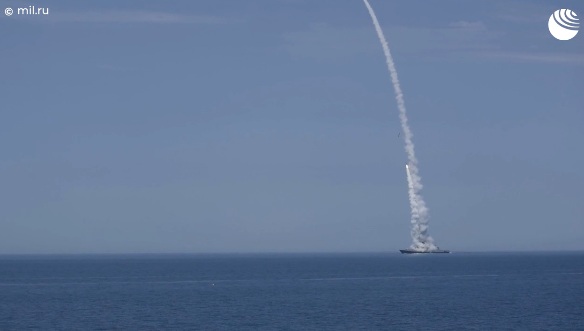 Ruska vojska objavila snimak lansiranja raketa „Kalibar“ na skladište raketa za američke sisteme 