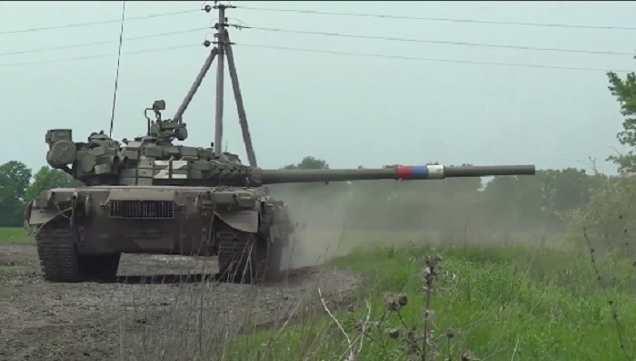 Ruska vojska objavila snmimak dejstva tenka T-80BV i oklopnog transportera BTR-82A