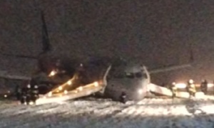 Ruski avion proklizao u snegu, tri osobe lakše povređene (VIDEO)