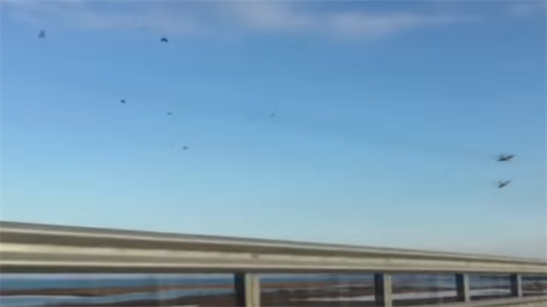 Ruski avioni iznad Krimskog mosta (VIDEO)  