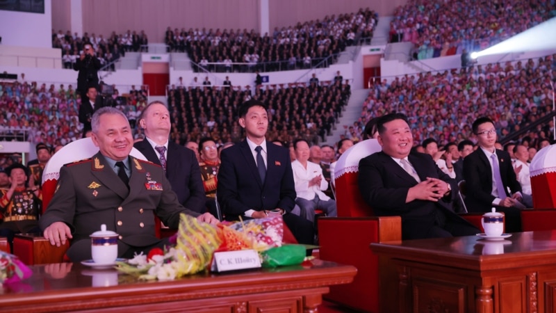 Ruski i kineski zvaničnici sa Kim Džong Unom na vojnoj paradi Sjeverne Koreje