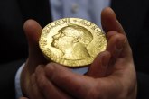 Ruski nobelovac prodao medalju za rekordnih 103,5 miliona dolara  novac ide deci u ratu FOTO