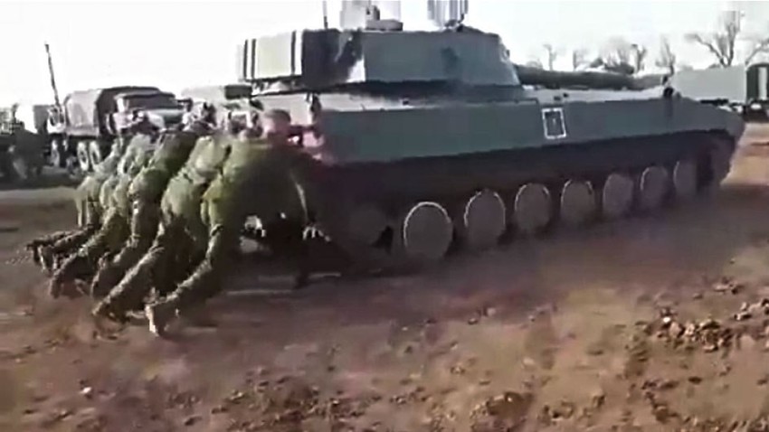 Ruski vojnici „na gurku“ pokrenuli samohodnu haubicu tešku gotovo 16 tona