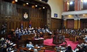 Rusvaj u Skupštini Srbije! Obradović davio kravatom poslanika SNS, držao skandalozan plakat!