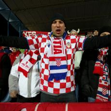 SA ČIM SE BUDALA PONOSI: Torcida PONOVO briljira! Sramni TRANSPARENT navijača Hajduka (VIDEO)
