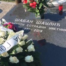 ŠABAN BI DANAS NAPUNIO 72 GODINE! Porodica Šaulić posetila groblje, supruga Goca se SLOMILA OD BOLA