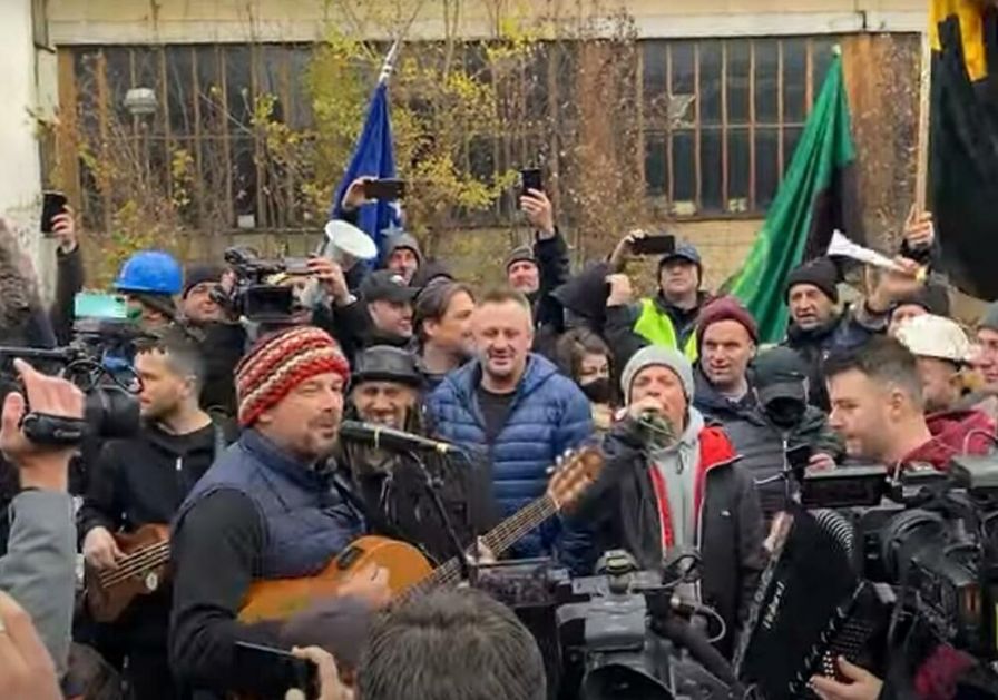 SA‘ĆE DA NAS BIJU SILE SVJETSKE MILICIJE! Popularni bend pevao sa rudarima koji protestuju u Sarajevu
