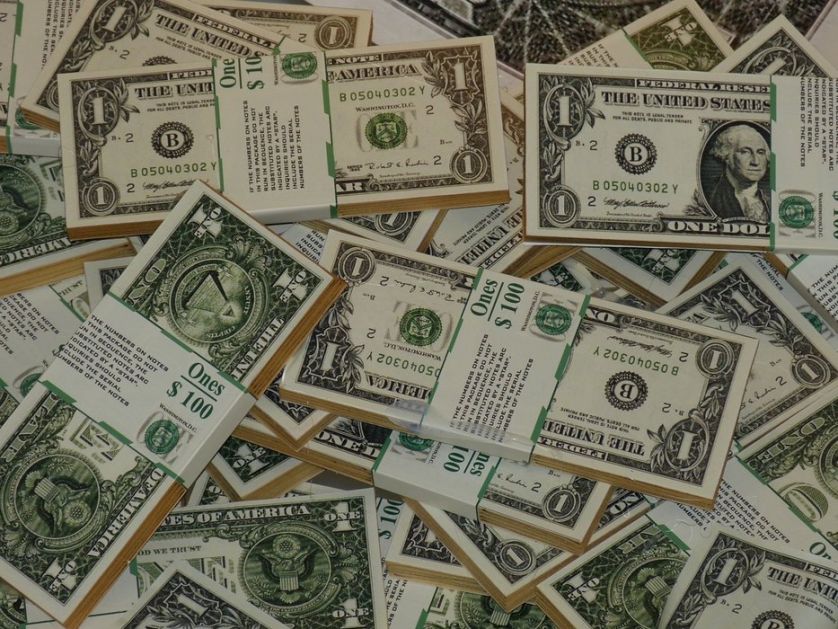 SAD: Pronađene vreće sa milion dolara na auto-putu