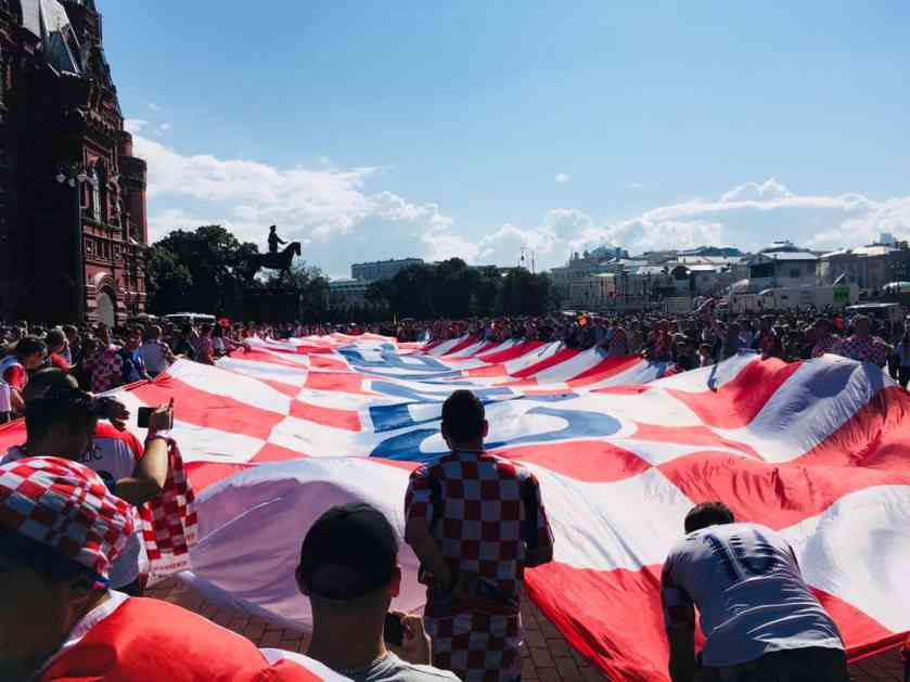 ŠAHOVNICA PREKRILA CRVENI TRG! Hrvatski navijači okupirali Moskvu! Imaju i sjajnu poruku za domaćina! (KURIR TV)