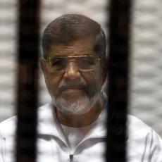 SAHRANJEN BIVŠI EGIPATSKI PREDSEDNIK: Muslimansko bratstvo tvrdi da je njegova smrt na suđenju ubistvo