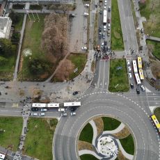 ŠAKA LJUDI BLOKIRALA SAOBRAĆAJ NA NOVOM BEOGRADU! Gradski prevoz u ovom delu grada remeti grupa od desetak ljudi (FOTO)