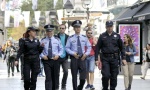 SALEĆU IH TURISTI I UŽIVAJU U POGLEDU: Kineski policajci atrakcija prestonice