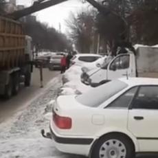 SAMO U RUSIJI: Pogledajte kako kod baćuški pauk nosi vozila! (VIDEO)