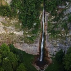 SAMO ZA NAJHRABRIJE: Spuštanje užetom niz vodopad visok skoro 80 metara (VIDEO)
