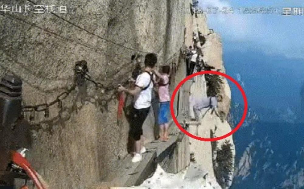 SAMOUBISTVO NA NAJOPASNIJOJ ŠETNJI NA SVETU: Prestravljeni turisti samo su gledali kako je skočio u ponor od 2.000 metara! (VIDEO)