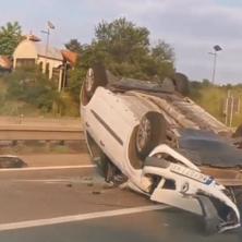 SAOBRAĆAJKA NA AUTO-PUTU KOD LASTE Objavljen dramatičan snimak, automobil završio na krovu (VIDEO)